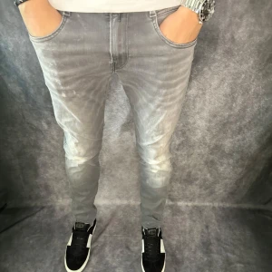 REPLAY ANBASS HYPERFLEX  - // Replay anbass hyperflex jeans | Storlek W32/L32 | Nypris runt 1800kr | Kontakta för fler frågor eller funderingar // Deluxecloset 