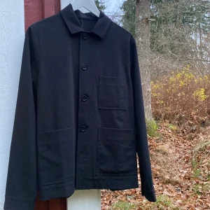 SAMSØE SAMSØE Overshirt - Storlek S, nästintill helt oanvänd overshirt, ny pris för denna ligger på 2200kr.