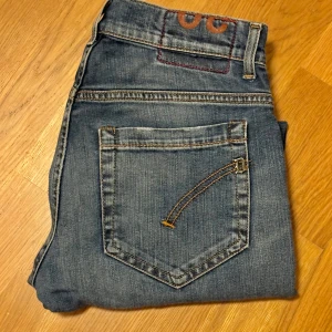 Dondup jeans - Säljer nu mina dondup george. De är i väldigt bra skick, storlek 30. Blå färg med snygg tvätt! Modellen är 170, väger 56kg. Hör av dig om du är intresserad eller har frågor mvh Ture!