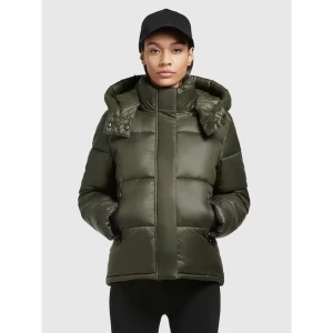 SÖKER! Khujo Valona Shiny Jacka i grönt storlek S  - Söker Khujo Valona Shiny jacka i grönt storlek S helst! Skriv till mig om du säljer den så kan vi diskutera priset❤️❤️