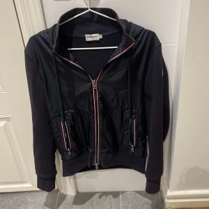 Moncler cardigan  - Hej säljer min moncler cardigan i storlek s passar xs köpt på Vestiaire förre året en liten skada på armen men inget som märks vid andvändning skriv om du har frågor mvh Lukas garanterar äkthet lätt och se 