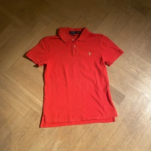 Röd piké Polo Ralph Lauren - Röd polo piké från Ralph lauren för 14-16 år motsvarar xxs . Kom pm med frågor✌️
