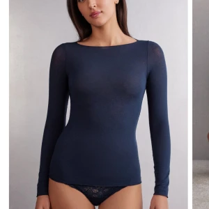 Intimissmi tröja - Nu säljer jag den kända Intimissimi tröjan i marinblå. Den har ett litet hål nere på ryggen men de märks inte när man har på sig den, och sen ett litet hål vid halsen. Men de märks inte heller. Vid snabb affär kan jag sälja för 120