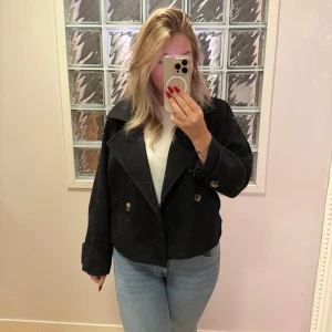 Kort kappa - Kort kappa från missäy, storlek S/M tror jag💕