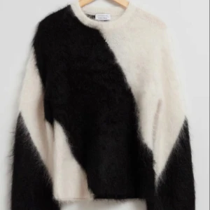 & other stories mohairstickad tröja  - Säljer en supermjuk och fluffig tröja från & other stories i svart och vitt. Den har en cool och perfekt för både höst och vinter. Tröjan är i bra skick, helt slutsåld och går inte att köpa längre. Nypris 1300 kr☺️