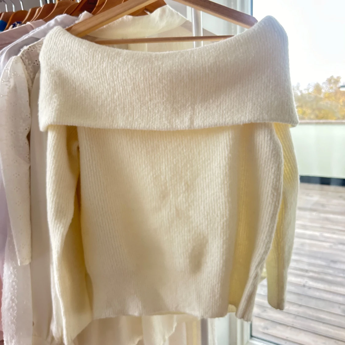 Over the shoulder stickad tröja - 91