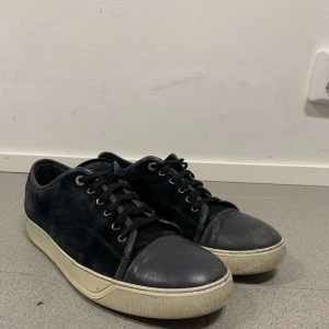 Lanvin skor - Säljer ett par svarta Lanvins‼️. Använda med liten defekt på ena hälen, annars bra skick🥰(inget som märks vid användning❌). Strlk UK 10 (44)😻. Pris kan eventuellt diskuteras💯