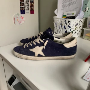 Golden Goose Skor - Säljer nu dessa eftertraktade Golden Goose dojorna🤝 Storlek 42, grymt skick (finns liten defekt), använda fåtal gånger. Nypris 6000, säljer för 3599 men inte hugget i sten. Allt og finns, Inte samma som de andra i profilen, skriv om ni undrar något