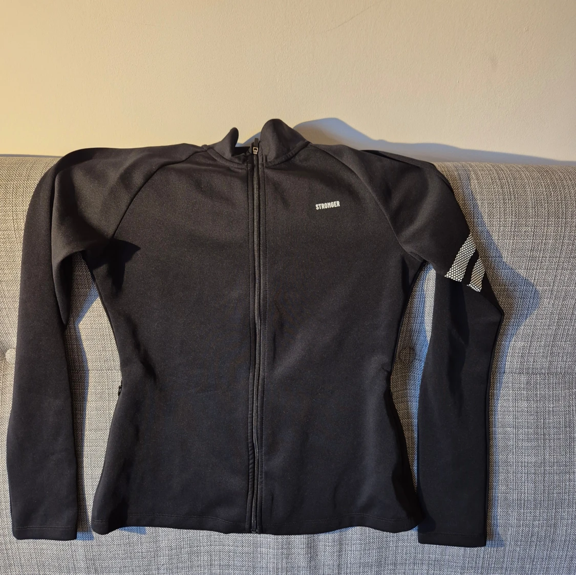 Svart Signiture Zip jacka från Stronger strl Medium