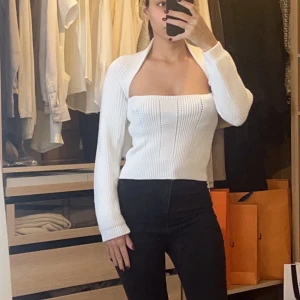 Vit stickad  tröja - Säljer en superfin vit stickad  tröja. Den är tight och har långa ärmar, perfekt för både höst och vår. Tröjan är ribbad vilket ger den en snygg och stilren look. Passar perfekt till både jeans och kjol!