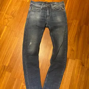 Säljer dessa super snygga replay jeans storlek W31 L32 jeansen har super snygga små slitningar och en super snygg blå färg pris kan alltid diskuteras.