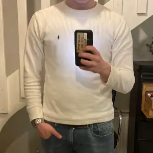 Ralph Lauren sweatshirt i väldigt bra skick. Bara att skriva vid frågor 😃