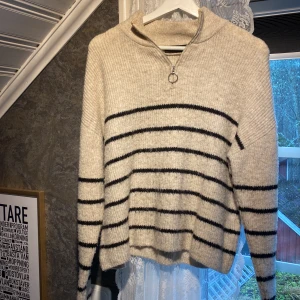 Stickad tröja med dragkedja  - Säljer en stickad tröja med dragkedja. Strl M men skulle mer säga att den känns som en S. 