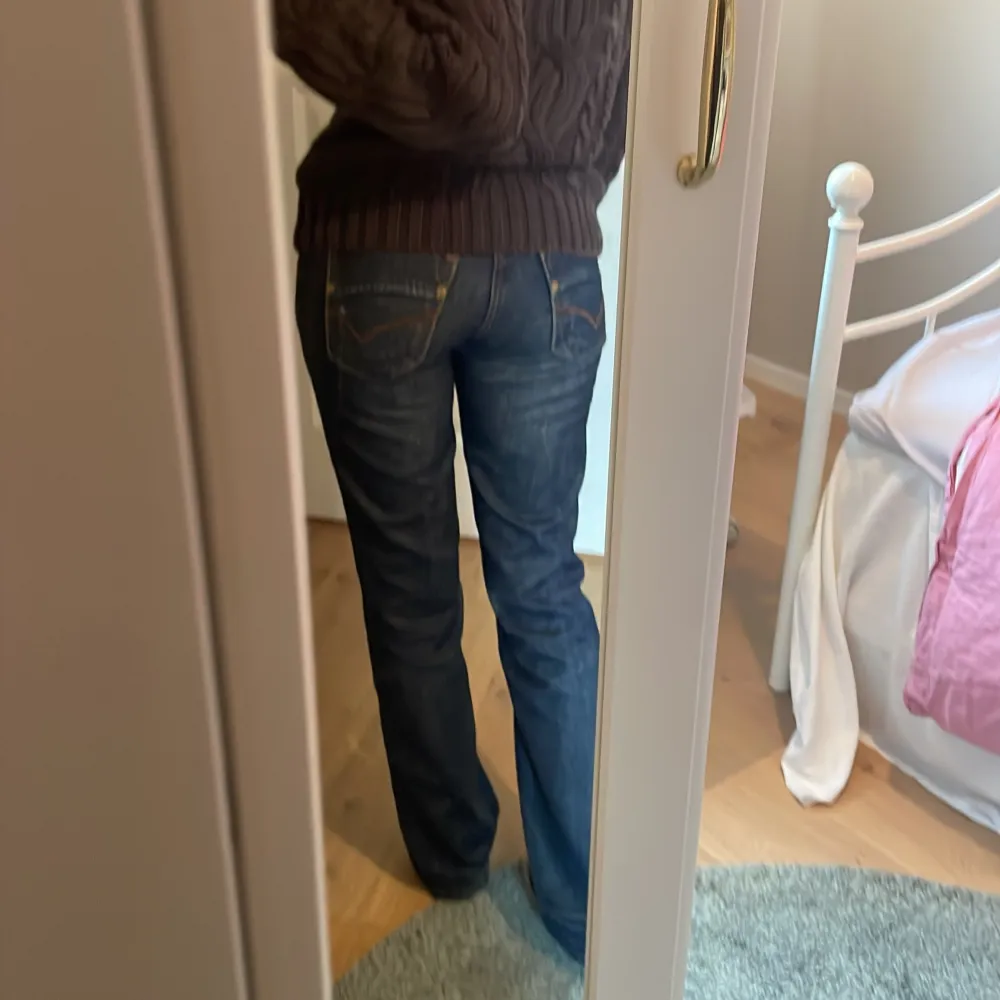 jättesnygga hilfiger jeans som jag inte längre använder!💗storleken W25 motsvarar XS. innerbenslängden: 78 cm. midja runt om: 74cm!. Jeans & Byxor.