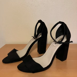 Klackar  - Svarta klackskor storlek 40