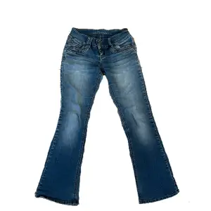 Säljer mina gamla favorit jeans som int ekonomer till användning längre. Köpte i London på secondhand för 700kr och säljer nu för 300kr då de är välanvända och har en defekt (se slide 3) men inget som Inte går att fixa. Är även öppen för byte! 💕