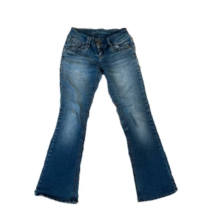 Low bootcut jeans - Säljer mina gamla favorit jeans som int ekonomer till användning längre. Köpte i London på secondhand för 700kr och säljer nu för 300kr då de är välanvända och har en defekt (se slide 3) men inget som Inte går att fixa. Är även öppen för byte! 💕