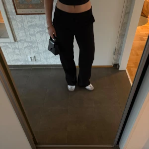 Svarta kostymbyxor från Lindex - Säljer ett par stilrena svarta kostymbyxor från Lindex i storlek 38💕. Byxorna har en klassisk straight passform och är perfekta för både jobb och fest. De är i mycket bra skick och har en bekväm midwaist. Perfekta för höst och vinter! Jag är 172cm