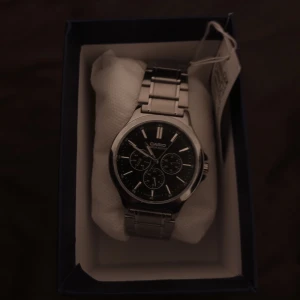 Casio herrklocka i silver - Säljer en stilren Casio herrklocka i silver med svart urtavla och tre små urtavlor för extra funktioner. Armbandet är i rostfritt stål och klockan kommer i originalförpackning. Perfekt för både vardag och fest! Passar alla typer av klädstil.