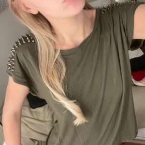 Söt tröja med nitar - Cool olivfärgat tröja med nitar 💓💓