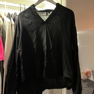 Svart blus från Vero Moda - Säljer en svart blus från Vero moda. Luftig och skön med långa ärmar. Endast använd 1 gång 