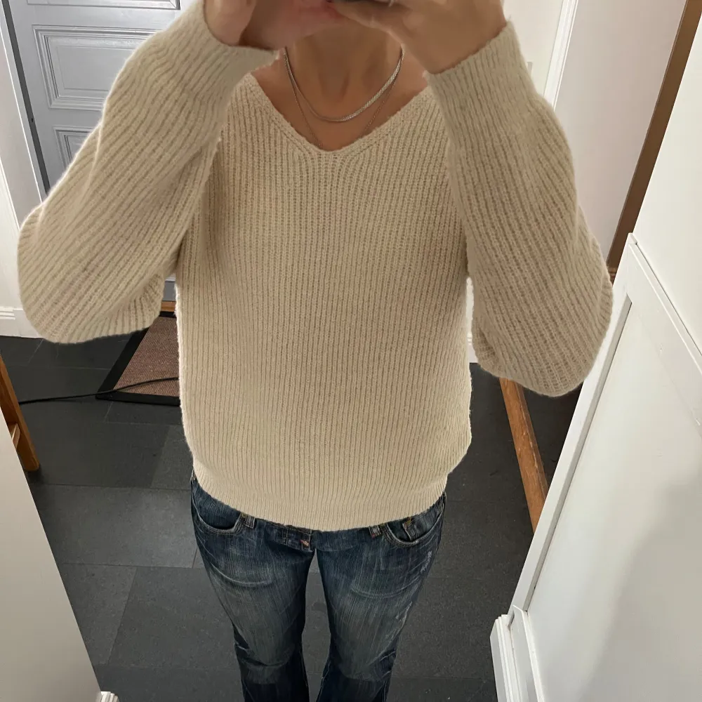 Beige stickad tröja från Vintage Dressing i fint skick. Kan inte hitta storlek men skulle säga S/M. Använd gärna köp nu!. Tröjor & Koftor.