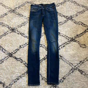 Replay Jeans  - Säljer ett par tvär feta replay jeans. Säljer då de ej kommer till användning eftersom de ej passar längre. Slimfit.har även ett hål på knäet som fanns när jag köpte dem. Annars har de inga andra problem. Skriv vid intresse 