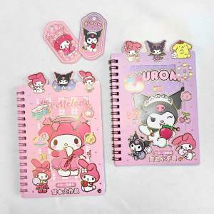 Två stycken mindre kawaii sticker books med Kuromi och My Melody motiv! 🖤⛓️🩷Fullspäckade med många gulliga klistermärken av olika varianter (som kan sättas på mobilen, datorn mm) och har några rutiga anteckningssidor längst bak för den som vill rita/skriva 🫶🏻Har varken skrivit i dem eller använt några av klistermärkena så bägge är i nyskick! ✨OBS säljes endast tillsammans. Köp nu 💌