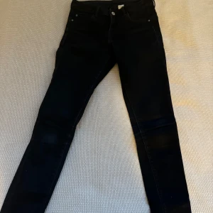 Svarta skinny jeans - Säljer ett par svarta skinny jeans i mycket bra skick. De är lågmidjade. Perfekta för både vardag och fest! 🖤