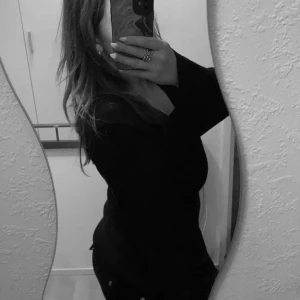 Juicy Couture  - Säljer ett par snygga svarta byxor i mocka. De är tighta och har en medelhög midja som ger en smickrande passform. Perfekta för både vardag och fest! 🖤