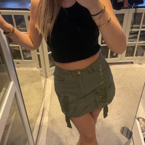 Grön cargokjol - Säljer en supercool grön cargokjol med fickor och detaljer! Storlek S, köpt second hand😊