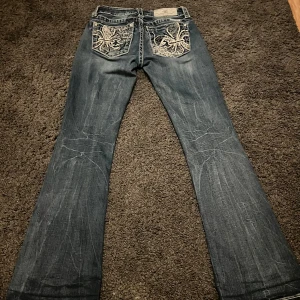 Blå jeans från Miss Me - Snygga blå jeans från Miss Me i bootcut-stil, storlek 25❤️De har coola broderade detaljer på bakfickorna som verkligen sticker ut❤️