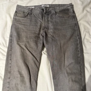 Grå jeans från Jack&Jones - Säljer ett par snygga grå jeans i bra skick. Perfekta för både vardag och fest! Passar till det mesta och är superbekväma.                                        Finns i Stockholm 