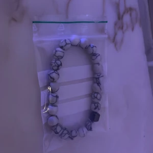 Vit pärlarmband  - Stilrent vitmarmor pärlarmband perfekt som en trevlig accessoar!