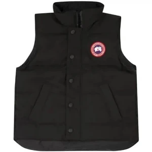 Svart dunväst från Canada Goose - Säljer en svart dunväst från Canada Goose i mycket bra skick. Västen har en hög krage och knappar framtill. Perfekt för kyliga höst- och vinterdagar. Den har en klassisk stil och är supervarm och bekväm. Passar både till vardags och utomhusaktiviteter.