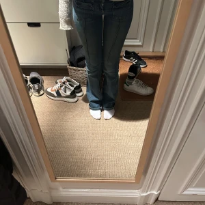 Blå jeans med bootcut - Säljer ett par snygga blå jeans med bootcut. De är lågmidjade och passar till vad som helst💞jeansen har två hål där bak  bilder på hålen kan skickas privat. Köpt för 700kr pris kan diskuteras!