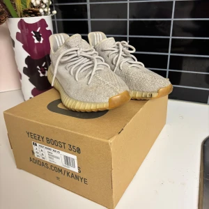 Adidas Yeezy Boost 350 V2 - Säljer ett par Adidas Yeezy Boost 350 V2 i mycket bra skick. Priset ej hugget i sten