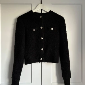 Svart kofta  - Säljer denna supersnygga kofta från HM i storlek XS. Använd vid ett tillfälle. Superbra skick. Köparen står för frakten🤍 köpt för 449kr