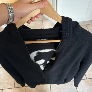 Zadig & Voltaire Hoodie - Fet hoodie från Zadig & Voltaire! Riktigt bra skick, inga defekter. 5% cashmere. Storlek L men passar M Skriv vid frågor!