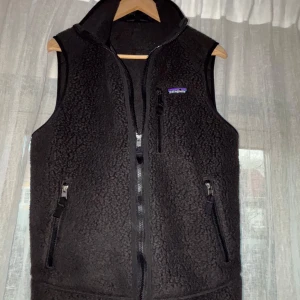 Patagonia fleece väst - En snygg patagonia fleece väst som är i toppskick, använd 0 gånger. Men inga lappar tillkommer, nyskick. Nypris är 1400 och jag säljer för 549, hör av er vid frågor!  Mvh 