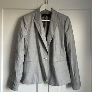 Kavaj - Säljer denna nya kavajen från ZARA i storlek 40. Den är ny men utan prislapp. Köparen står för frakten.🤩