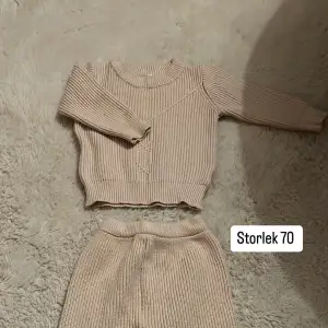 Säljer ett supergulligt set med en beige stickad tröja och matchande byxor för bebisar. Tröjan har långa ärmar och ett fint ribbat mönster. Perfekt för att hålla din lilla varm och mysig under kyliga dagar. 🧸