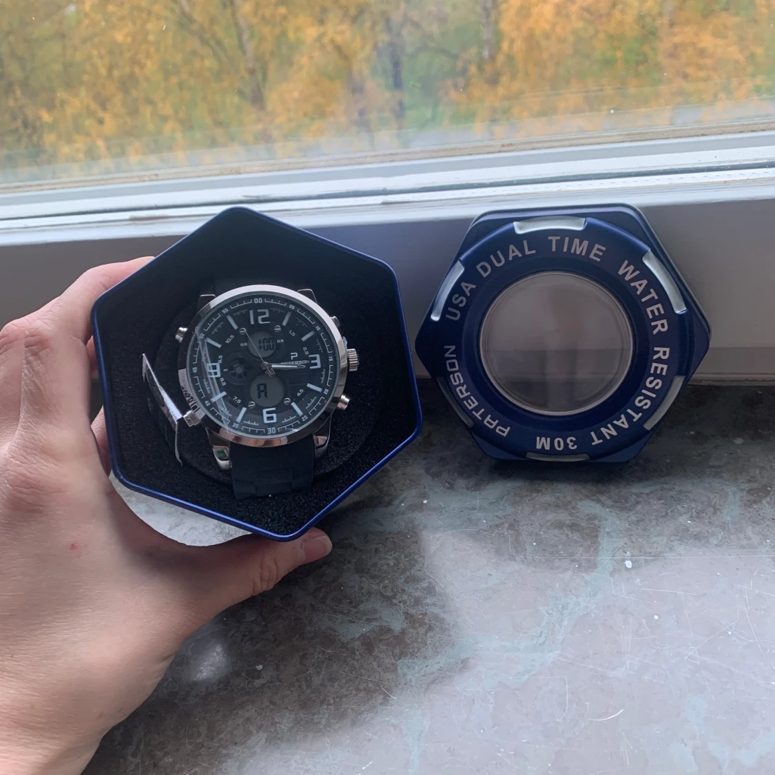 Svart klocka med dual time-funktion - 92