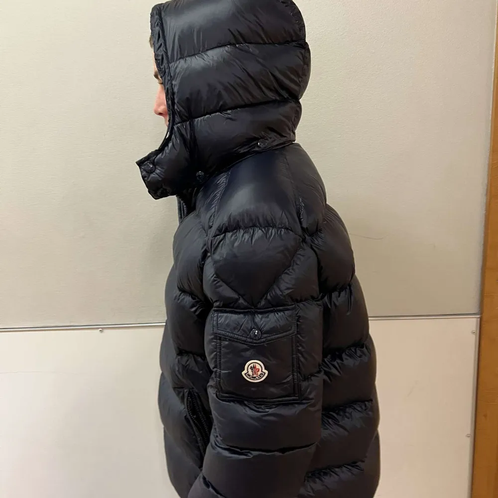 Säljer nu min moncler vinter jacka. Storleken är 5 som motsvarar L men den passar också M. Modellen är 180cm och 68kg. Det finns kvitto på den. Skriv bara så skickar jag bild på det.. Jackor.