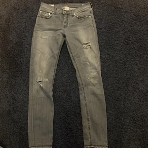 Grå jeans från Dondup - Säljer ett par snygga grå jeans från Dondup i storlek 27. Bra/väldigt bra skick. 