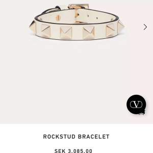 Snyggt och trendigt Rockstud armband i krämfärgat läder med guldiga nitar. Perfekt för att ge din outfit en edgy touch. Armbandet har en justerbar spänne för bästa passform. Passar både till vardags och fest! Nyskick, köpare står för frakten, möts gärna upp i Göteborg. Nypriset är 3085kr. Mitt pris 1900kr. Priset kan diskuteras 