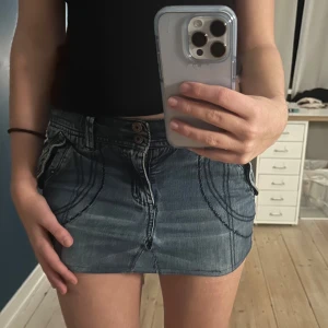 Jeanskjol i kort modell - Snygg vintage mini skirt med sjukt coola sömdetaljer!🙏🏼 Kjolen har fickor både fram och bak, samt en knapp- och dragkedjestängning. Perfekt för sommardagar eller en avslappnad utekväll💘💘Jag tänker att priset varierar beroende på hur många som är intresserade av att köpa men skriv gärna om ni har övriga frågor!🙃