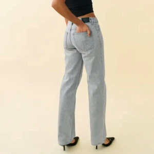 Gråa lågmidjade jeans - Knappt använda, super snygga men passar tyvärr inte mig!💕