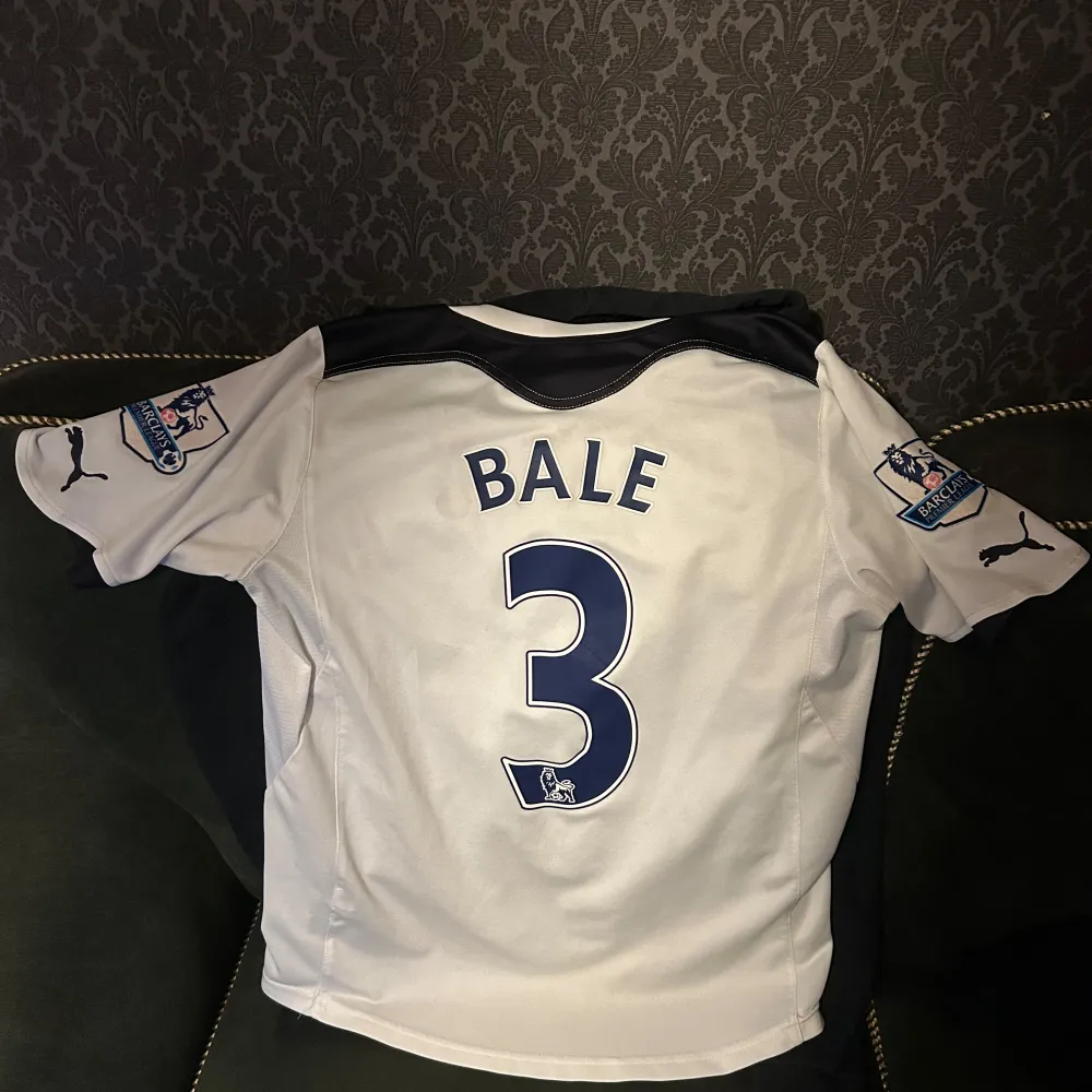 En retro Tottenham tröja från säsong 2010/2011 om jag inte minns fel, fick ärva den från min farfar. Storlek: 14år som motsvarar 164 Skick 9/10 för att vara över 12 år gammal tröja . T-paidat.