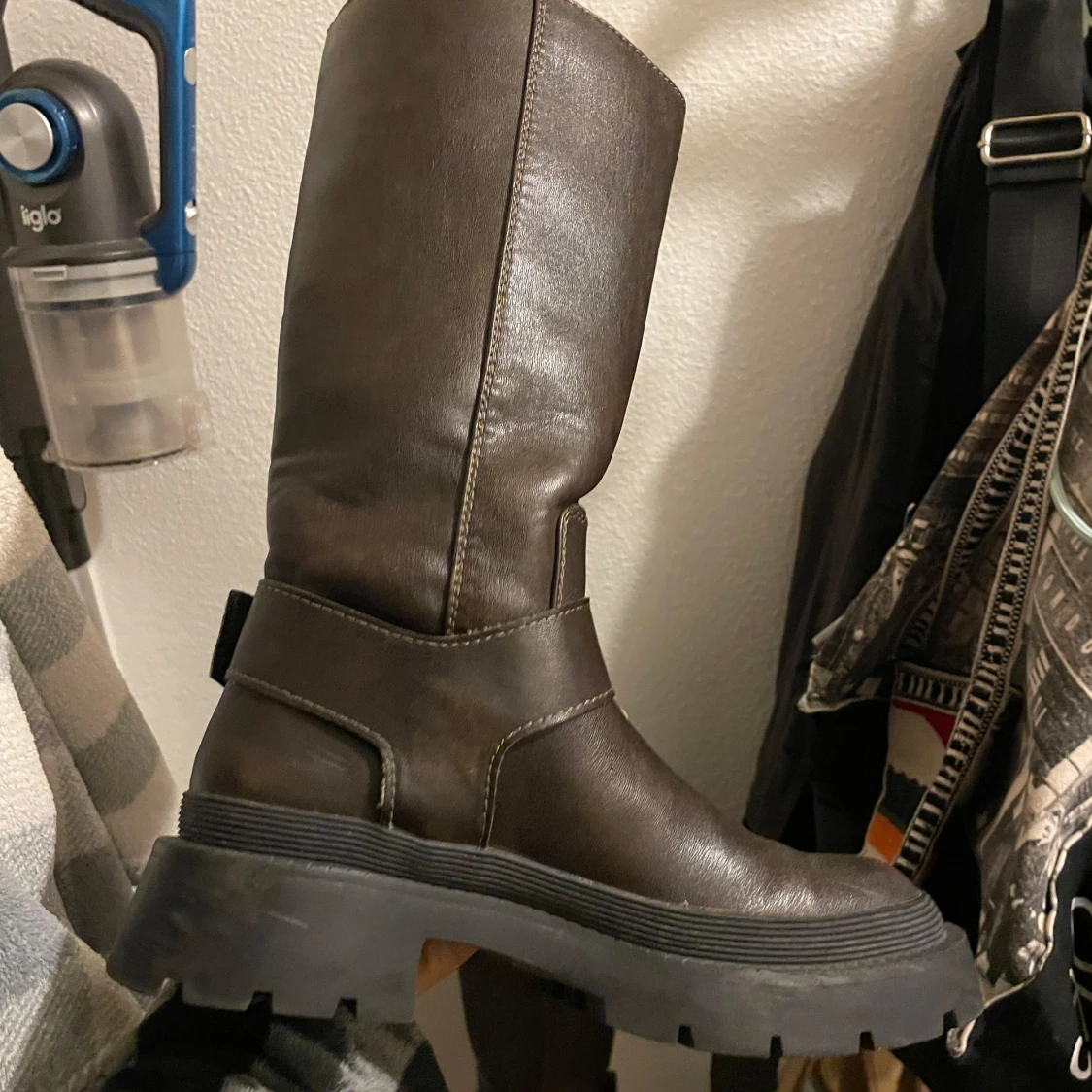 Bruna stövlar med spänne - 92